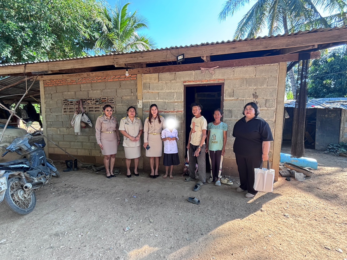 ลงพื้นที่ติดตามช่วยเหลือเด็กนักเรียน 2.12.68.2