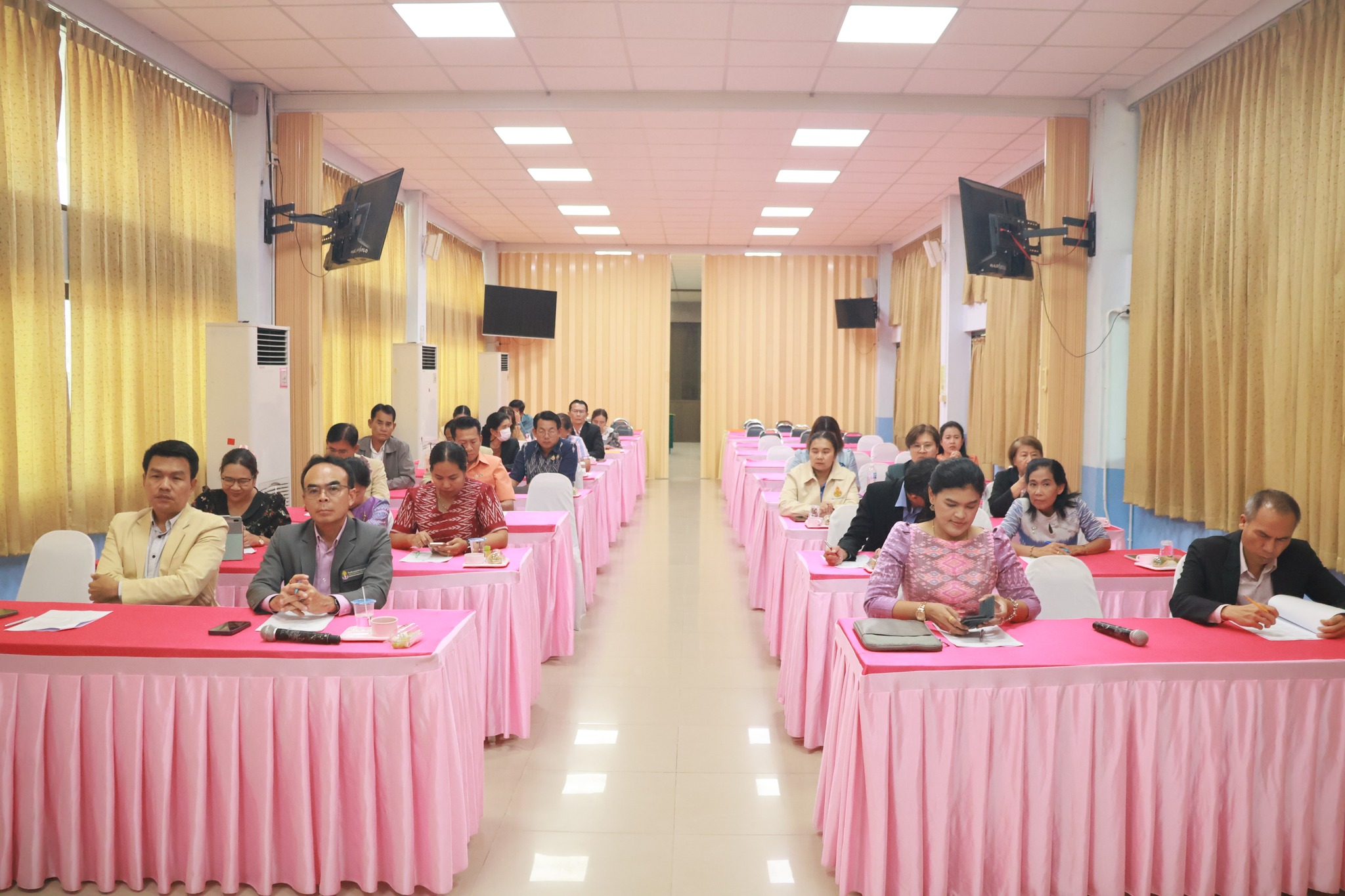 ประชุมกรรมการรวบรวม ประเมิน ผอและรก ผอโรงเรียน 090968 1