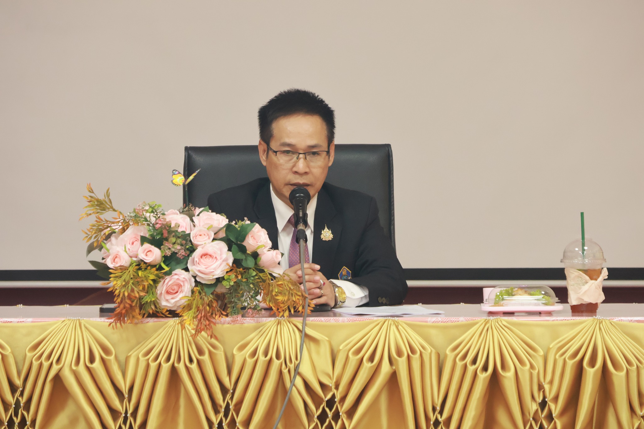 ประชุมกรรมการรวบรวม ประเมิน ผอและรก ผอโรงเรียน 090968 2