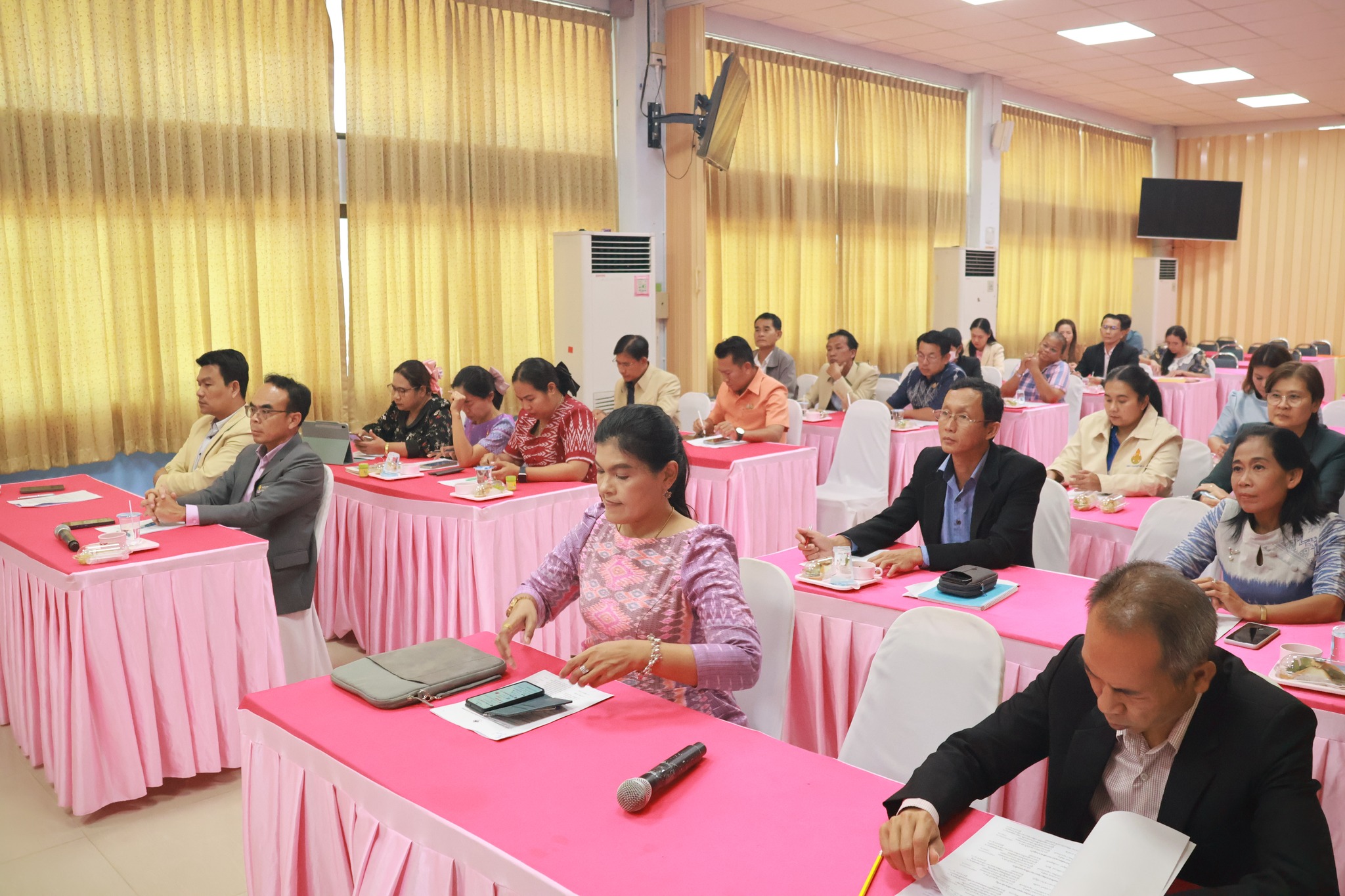 ประชุมกรรมการรวบรวม ประเมิน ผอและรก ผอโรงเรียน 090968 4