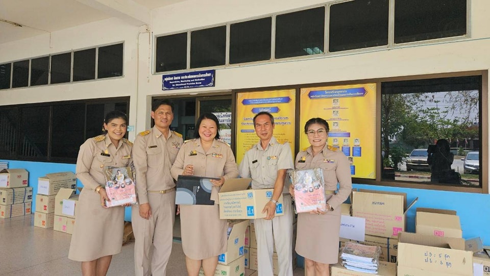 มอบสื่อชุดกิจกรรมการเรียนรู้สื่อ 60 พรรษา 14.1.68.2