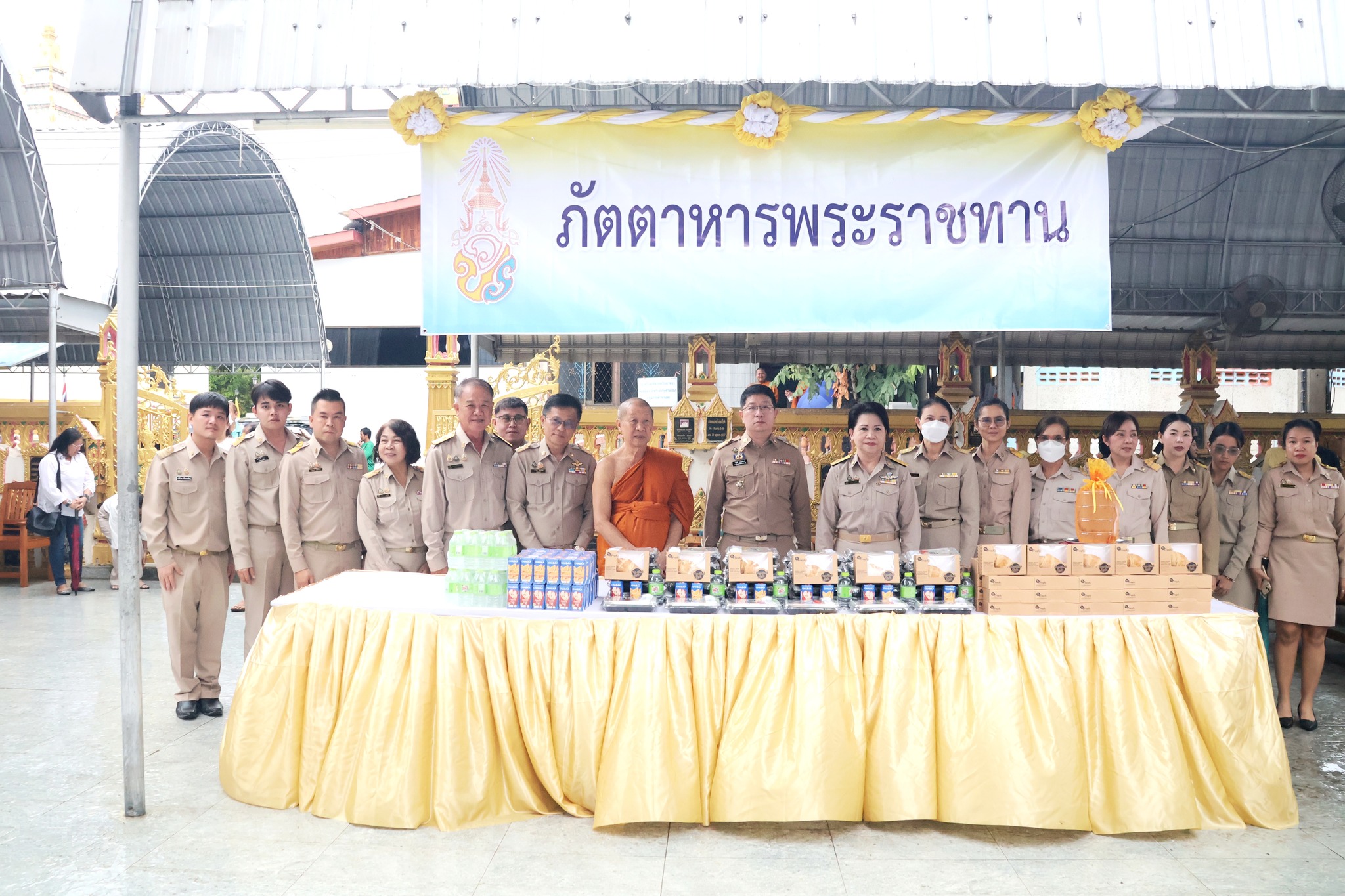 ร่วมถวายภัตตาหารพระราชทาน แด่พระภิกษุ สามเณร 24.2.68.1