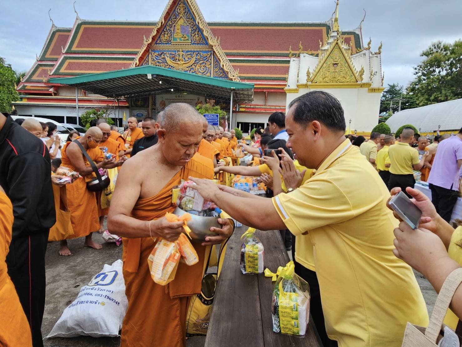 ร่วมพิธีทำบุญตักบาตรวันอาสาฬหบูชาและวันเข้าพรรษา 20.7.67.7