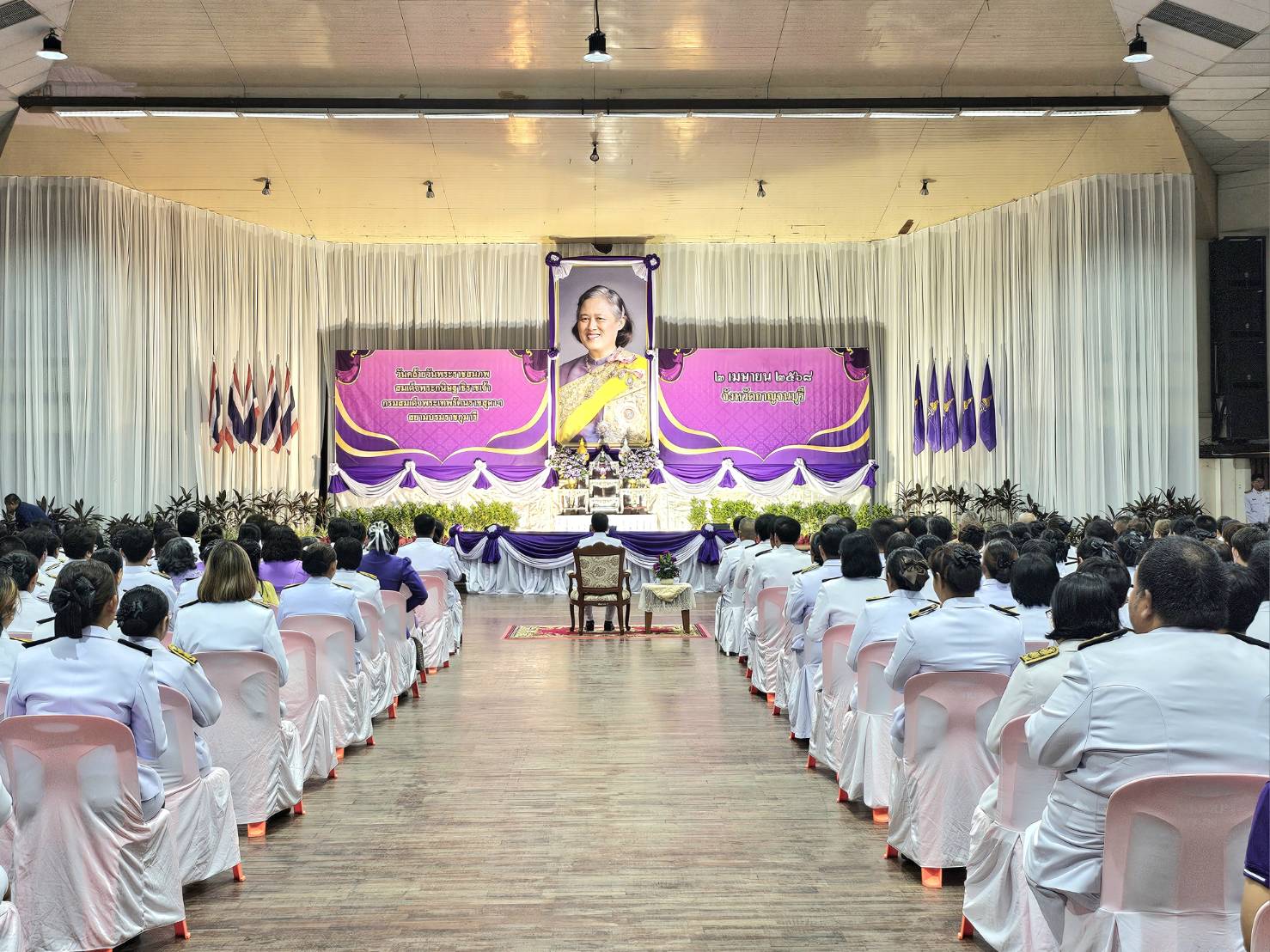 ร่วมพิธีเจริญพระพุทธมนต์และทำบุญตักบาตร 2.4.68.1