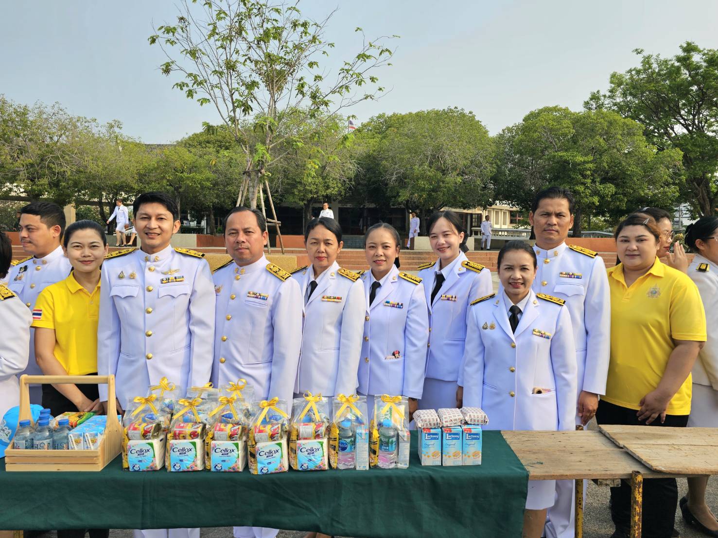 ร่วมพิธีเจริญพระพุทธมนต์และทำบุญตักบาตร 2.4.68.5