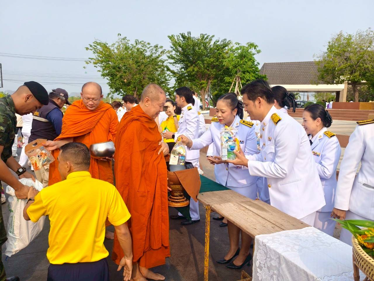 ร่วมพิธีเจริญพระพุทธมนต์และทำบุญตักบาตร 2.4.68.7