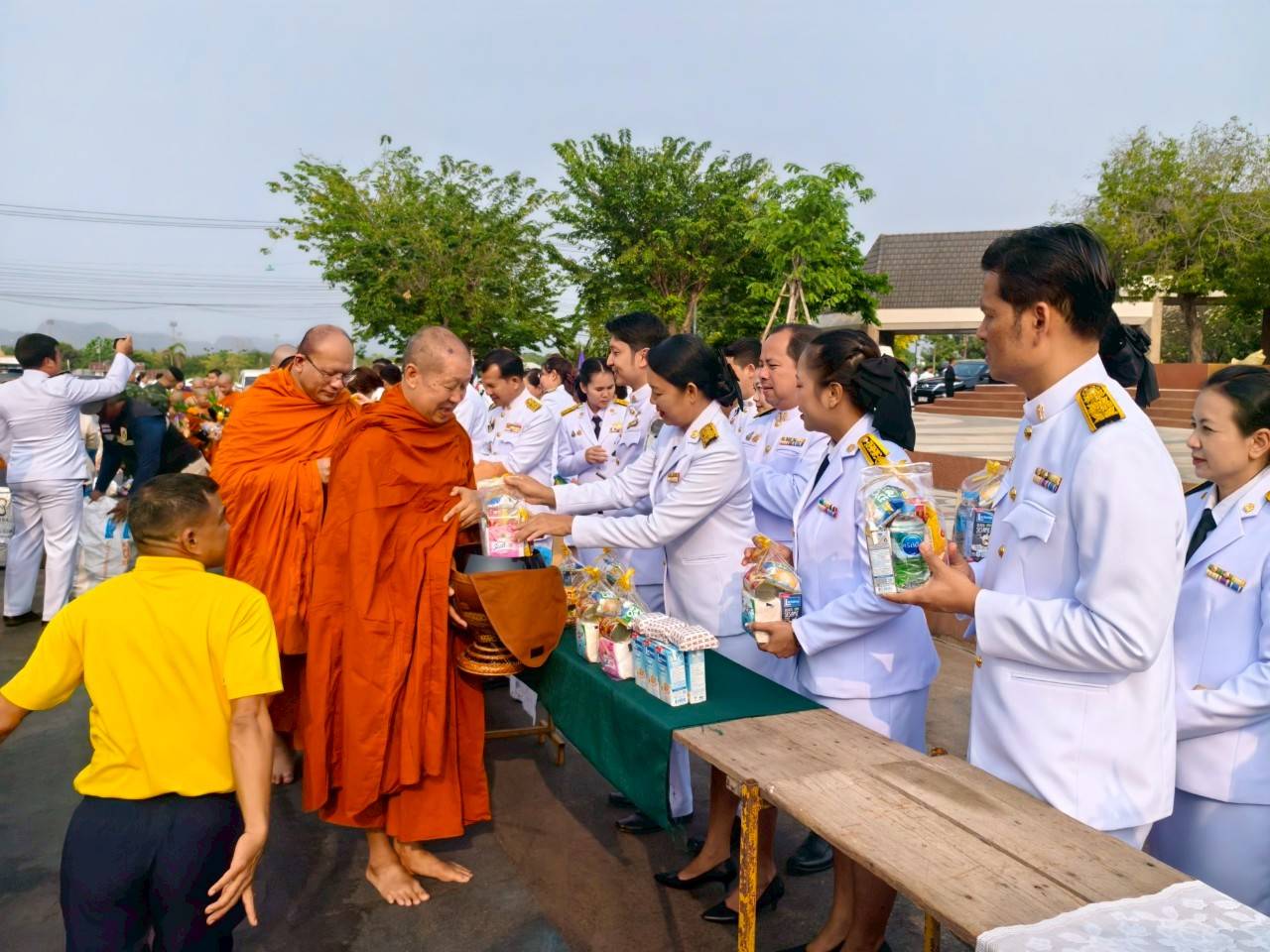 ร่วมพิธีเจริญพระพุทธมนต์และทำบุญตักบาตร 2.4.68.8