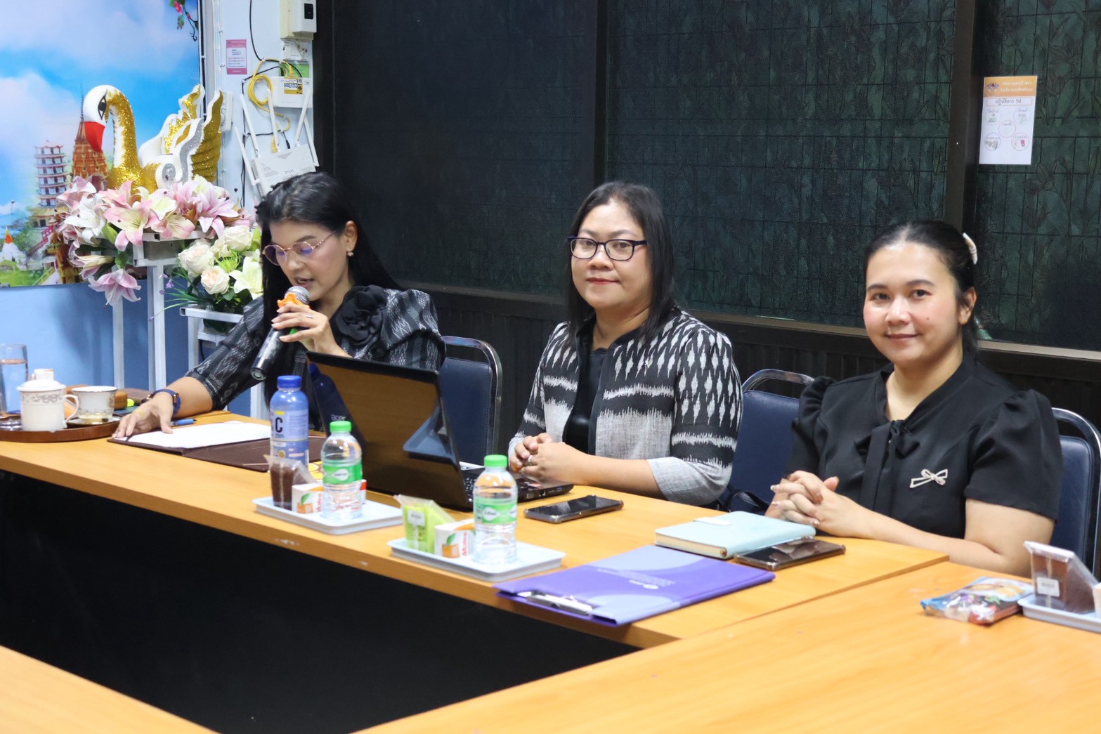 LINE ALBUM 8469 260408 40 0