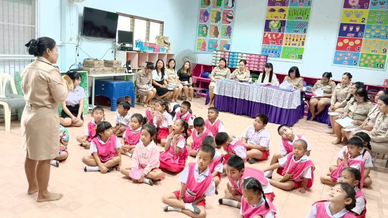 นิเทศครูผู้สอน ครูโมเดล EF 8.12.68.4